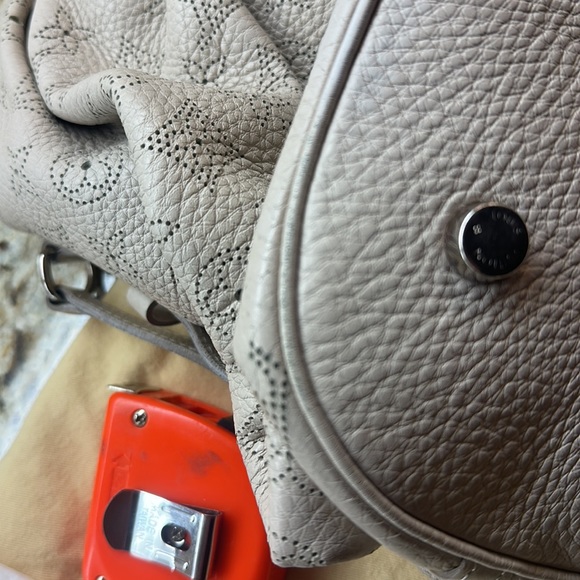 Louis Vuitton L Mahina Blanc - Picture 12 of 17